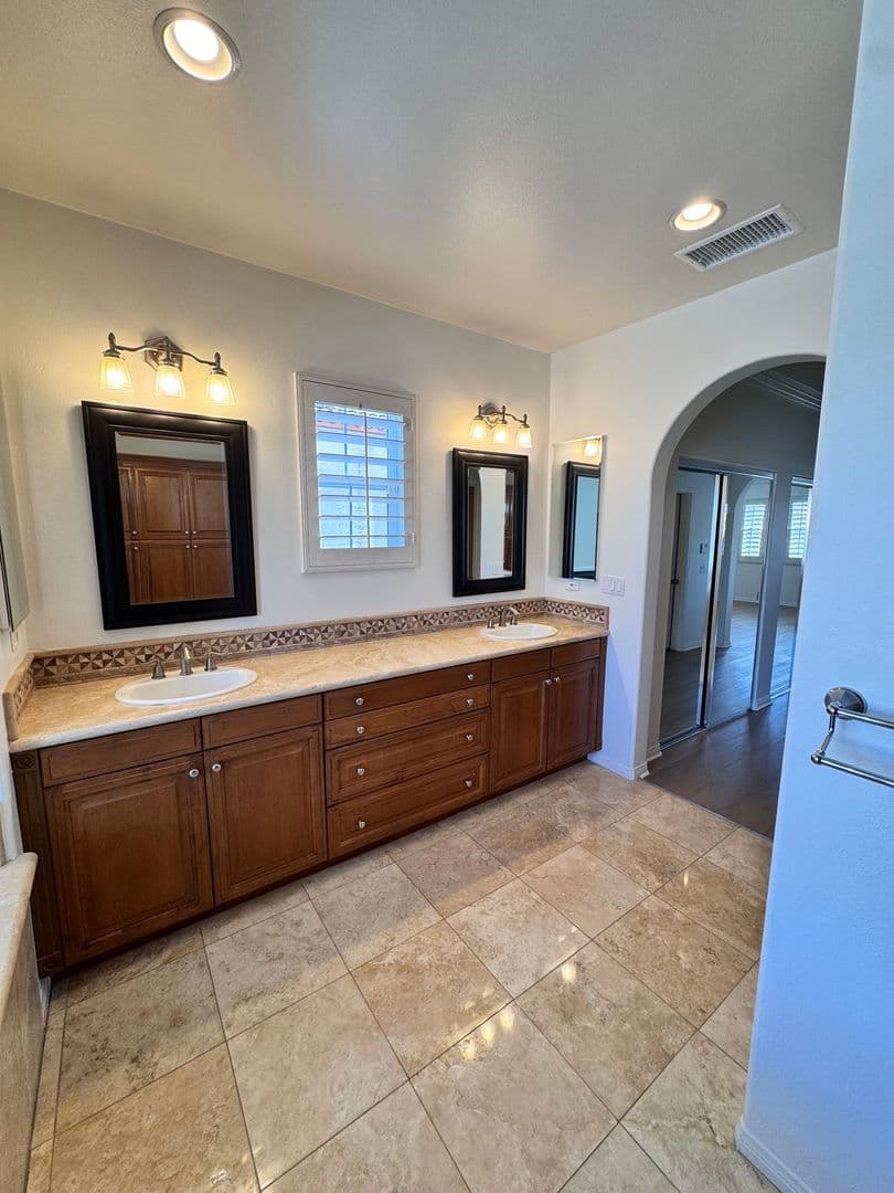 Long Beach House: 326 Manila Ave