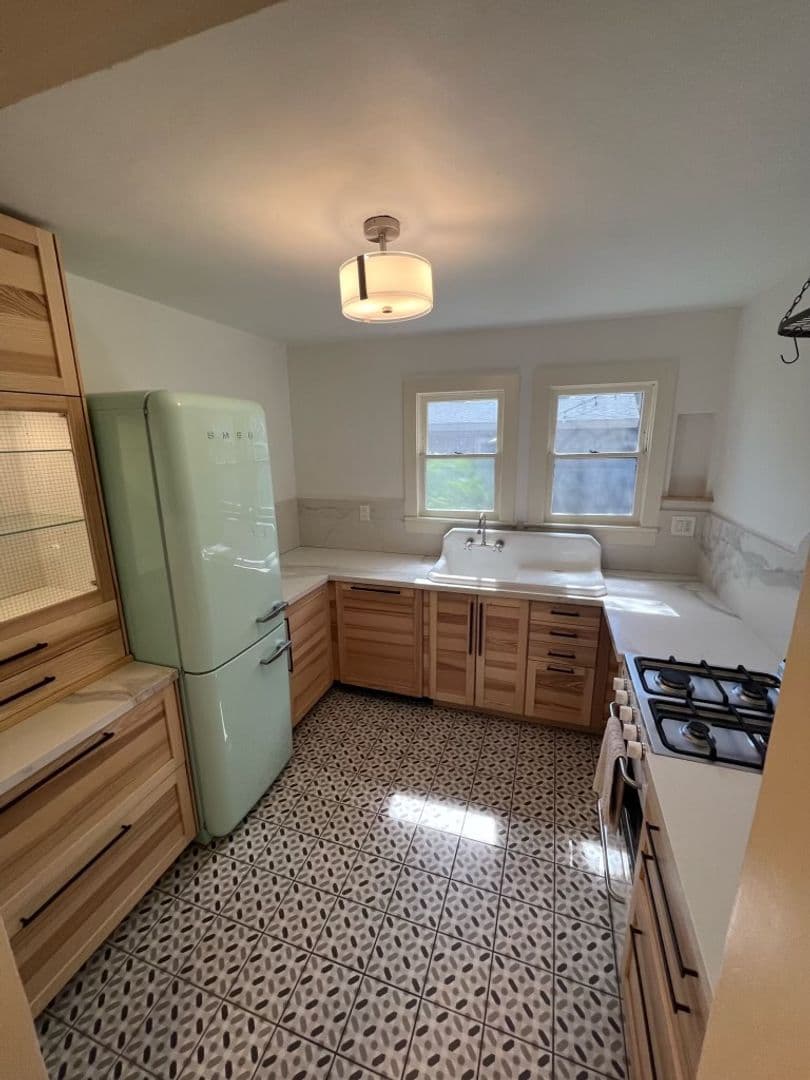 Orange House: 330 1/2 N Shaffer Street
