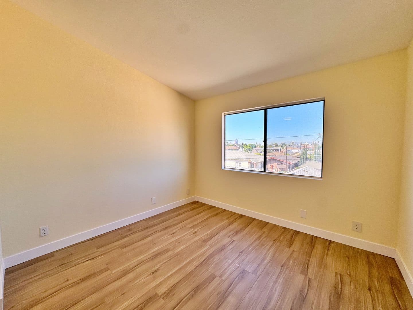 Long Beach Condo: 1168 E 10th St Apt 215