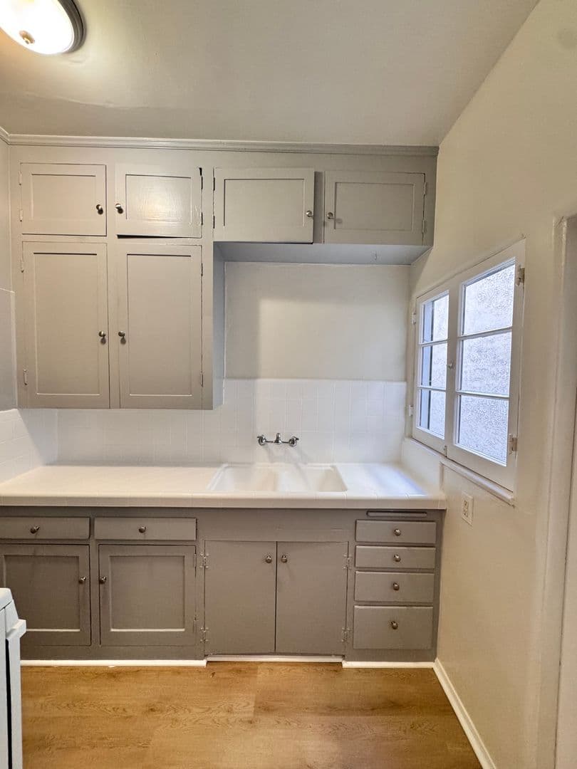 Long Beach Apartment: 125 Granada Ave