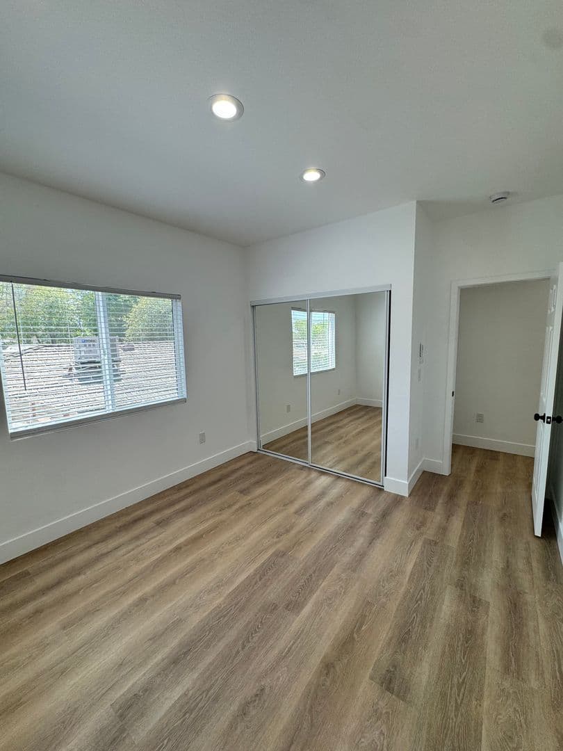 Long Beach Apartment: 5201 E Anaheim Rd.