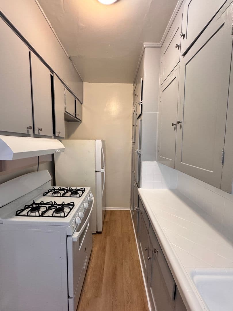 Long Beach Apartment: 125 Granada Ave