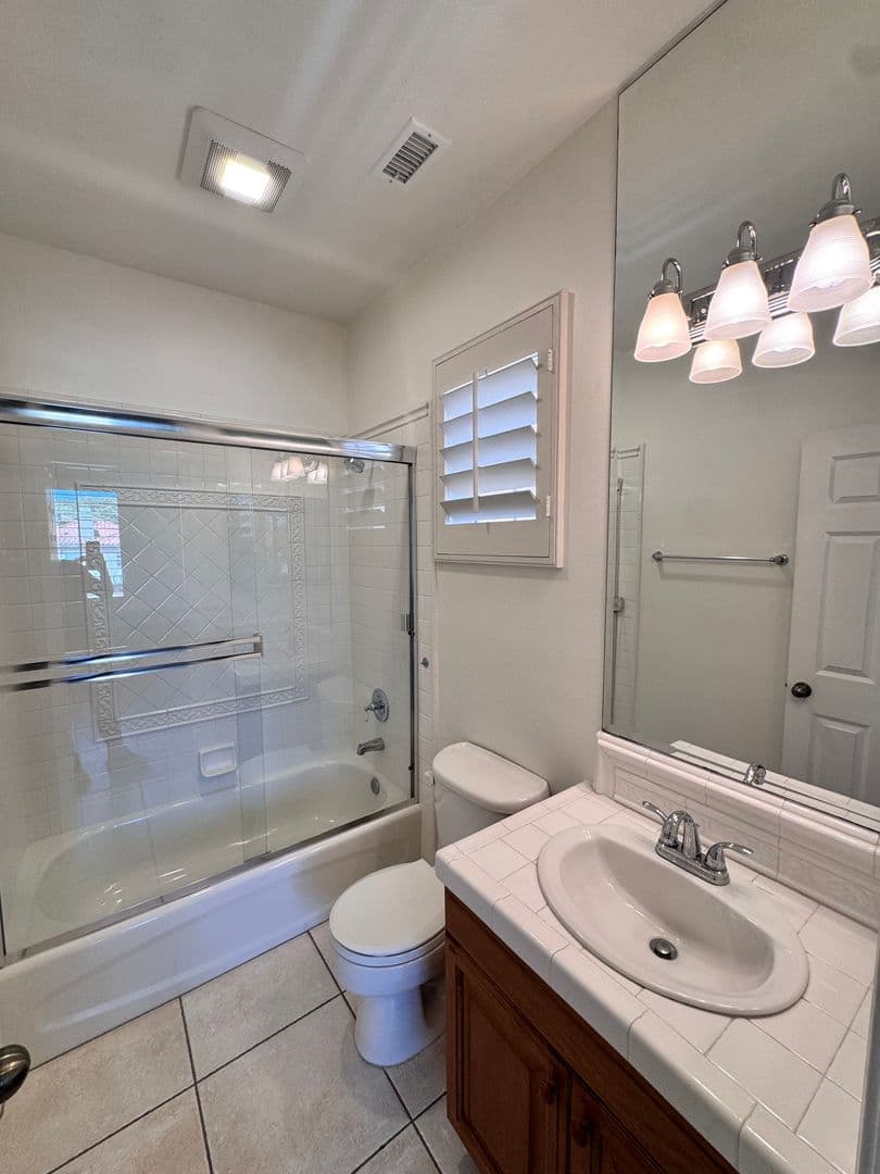 Long Beach House: 326 Manila Ave