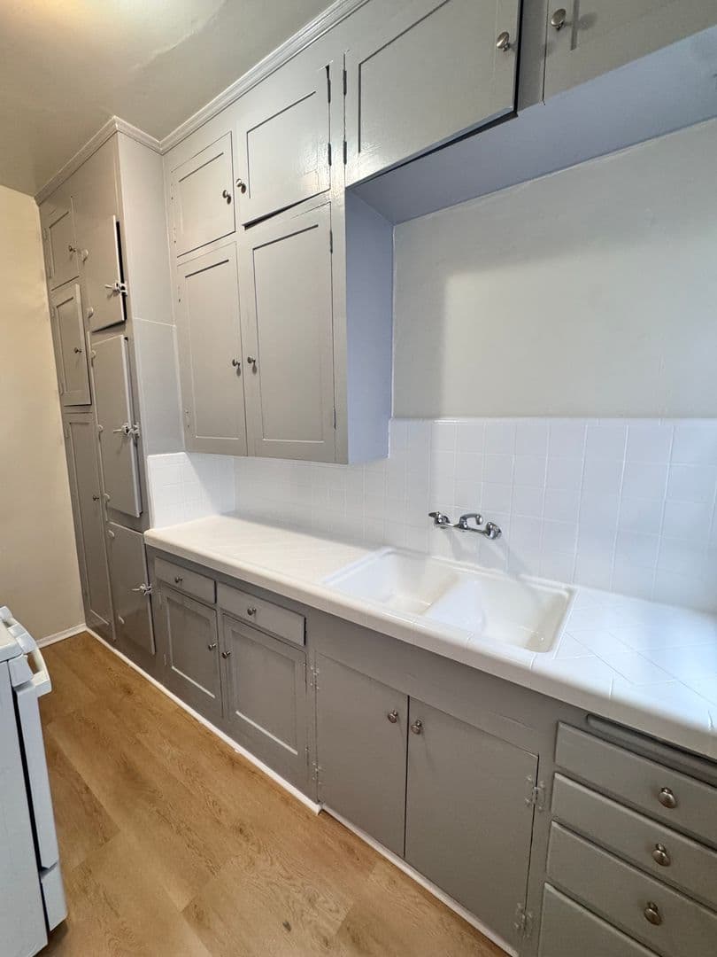 Long Beach Apartment: 125 Granada Ave