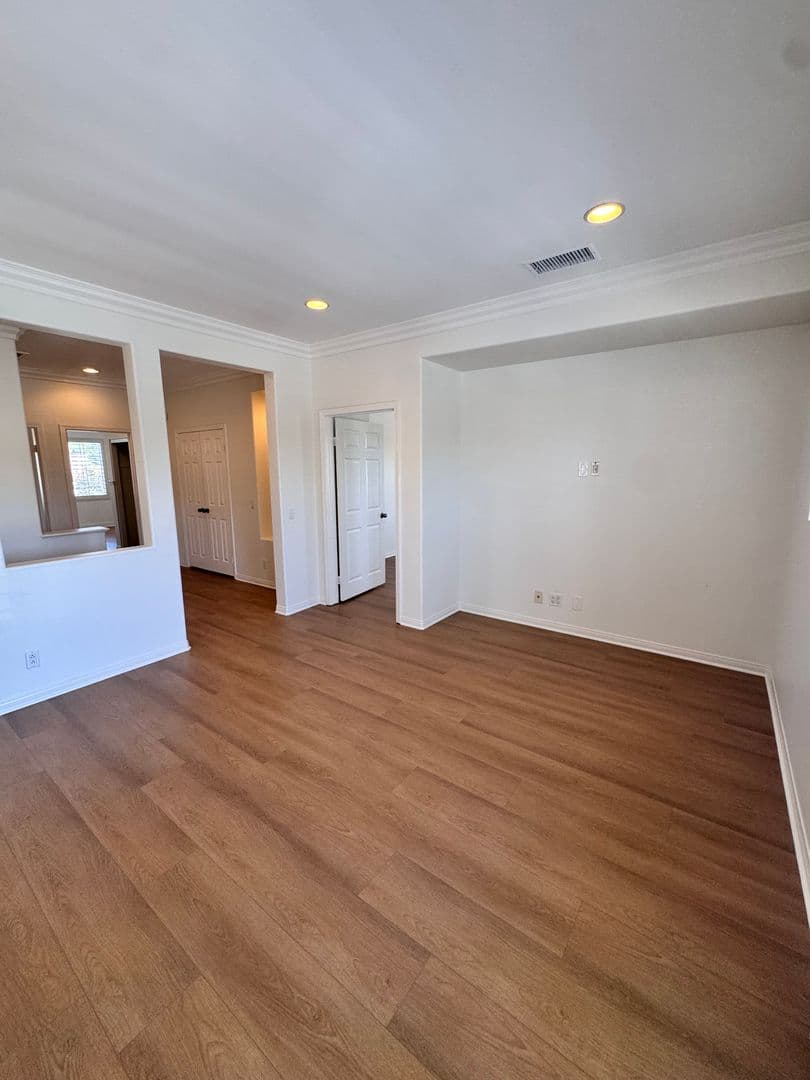 Long Beach House: 326 Manila Ave
