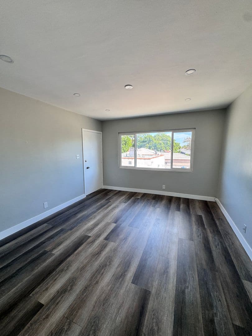 South Gate Apartment: 3048 Iowa ave