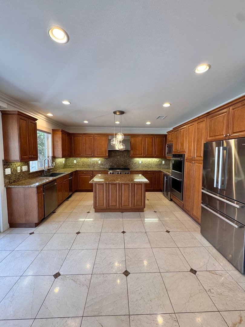 Long Beach House: 326 Manila Ave
