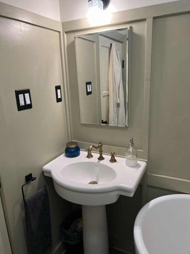 Orange House: 330 1/2 N Shaffer Street