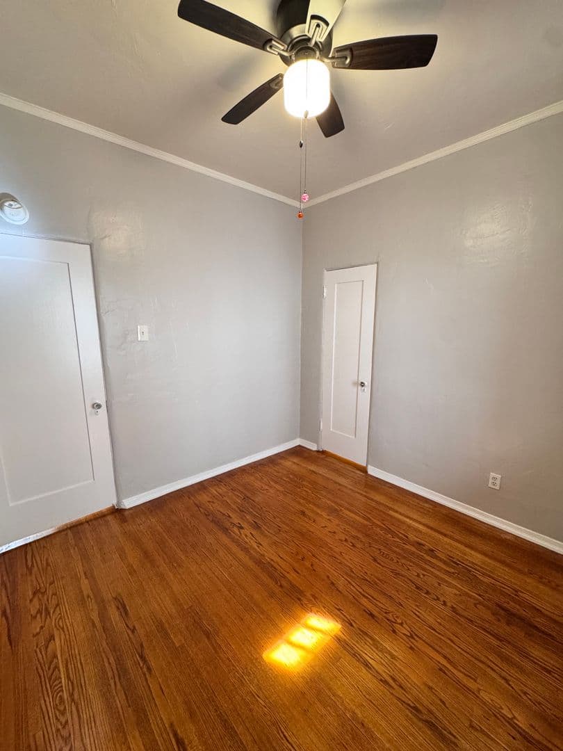 Long Beach Apartment: 125 Granada Ave