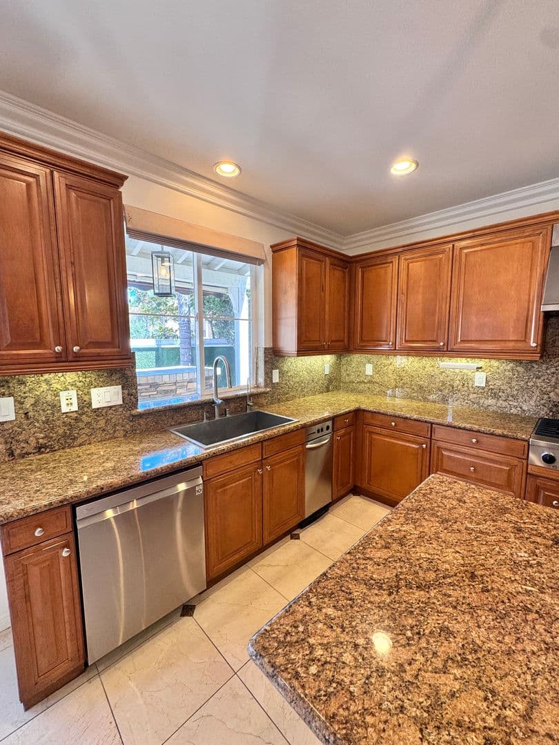 Long Beach House: 326 Manila Ave