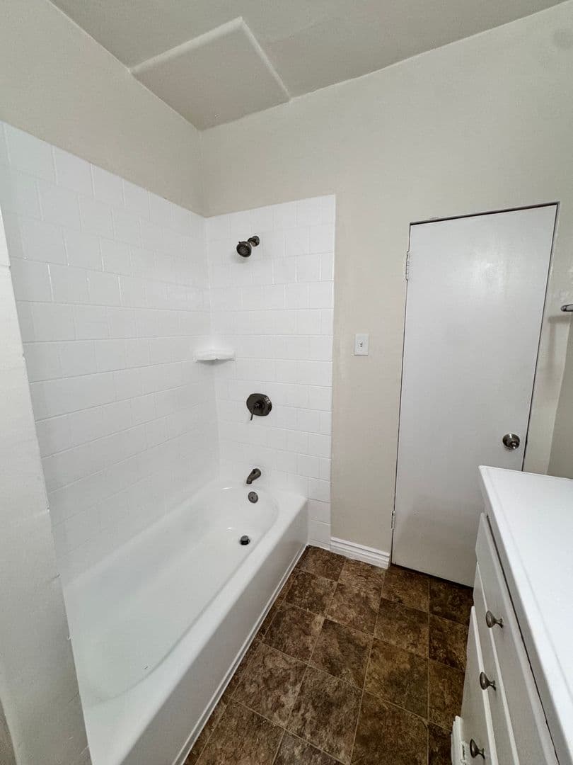 Long Beach Apartment: 125 Granada Ave