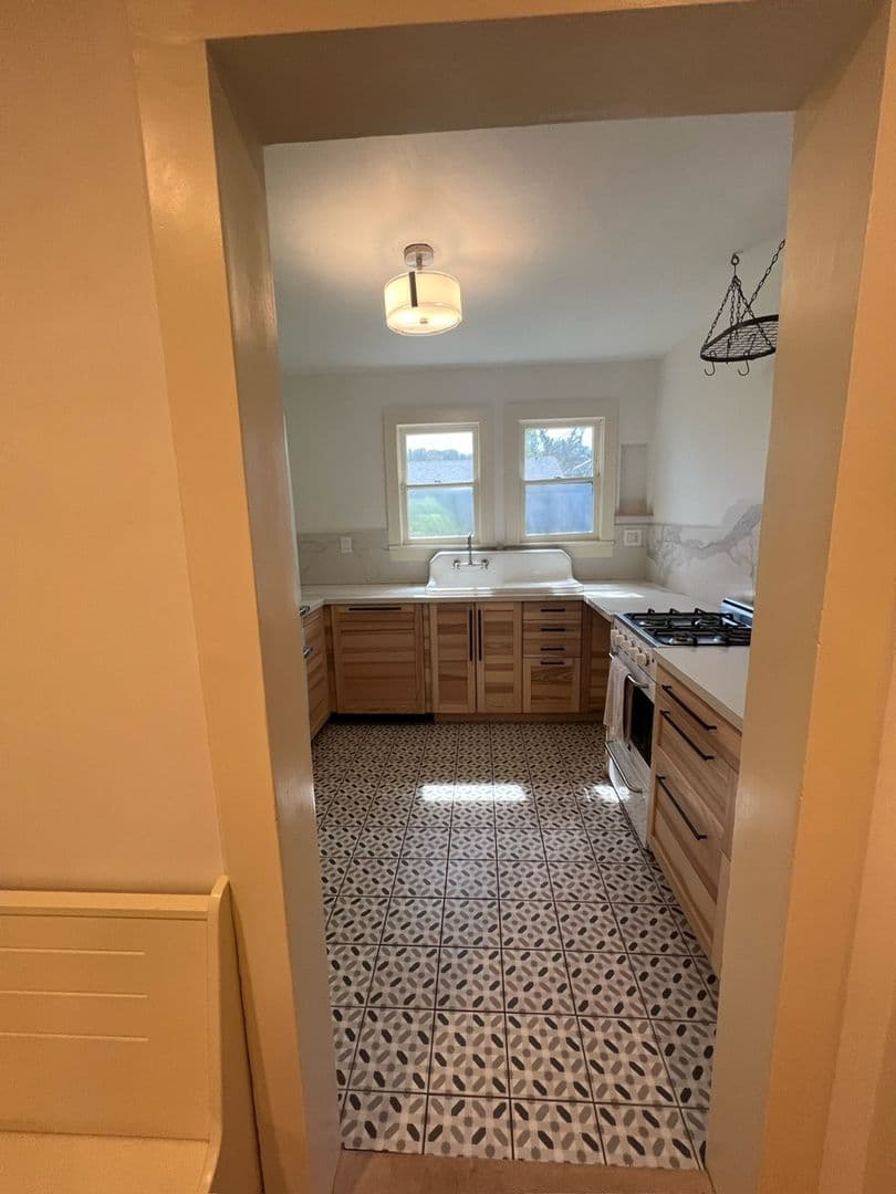 Orange House: 330 1/2 N Shaffer Street