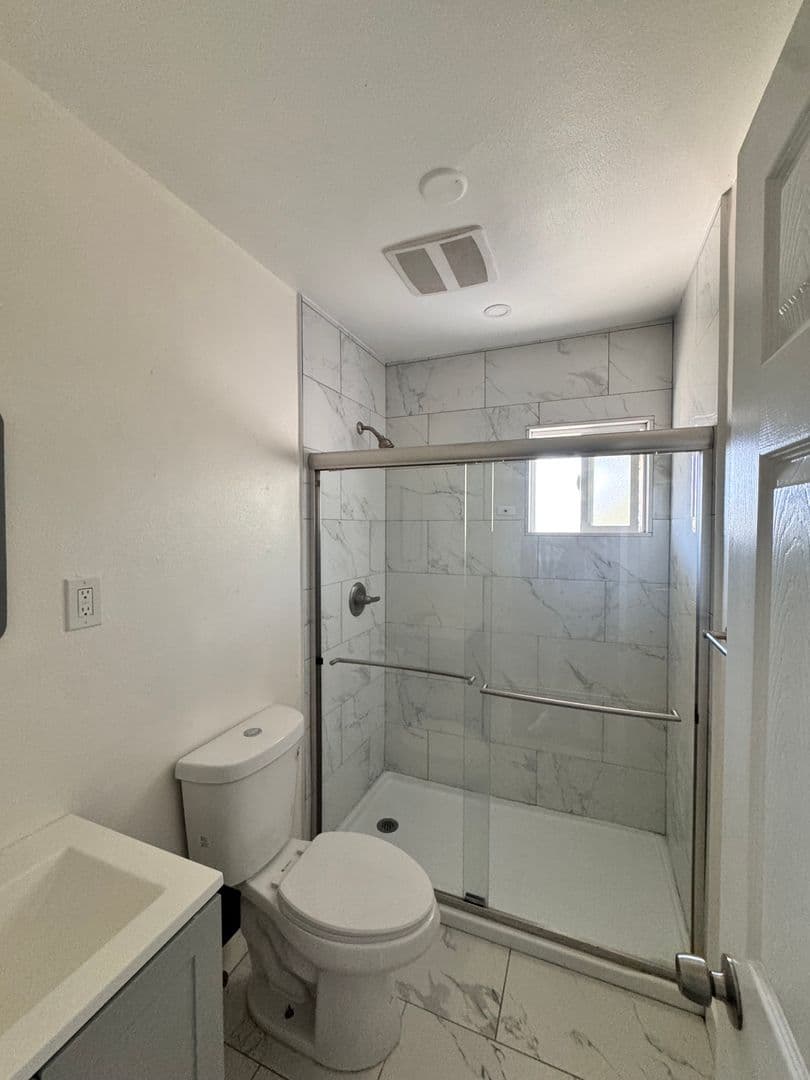 South Gate Apartment: 3048 Iowa ave