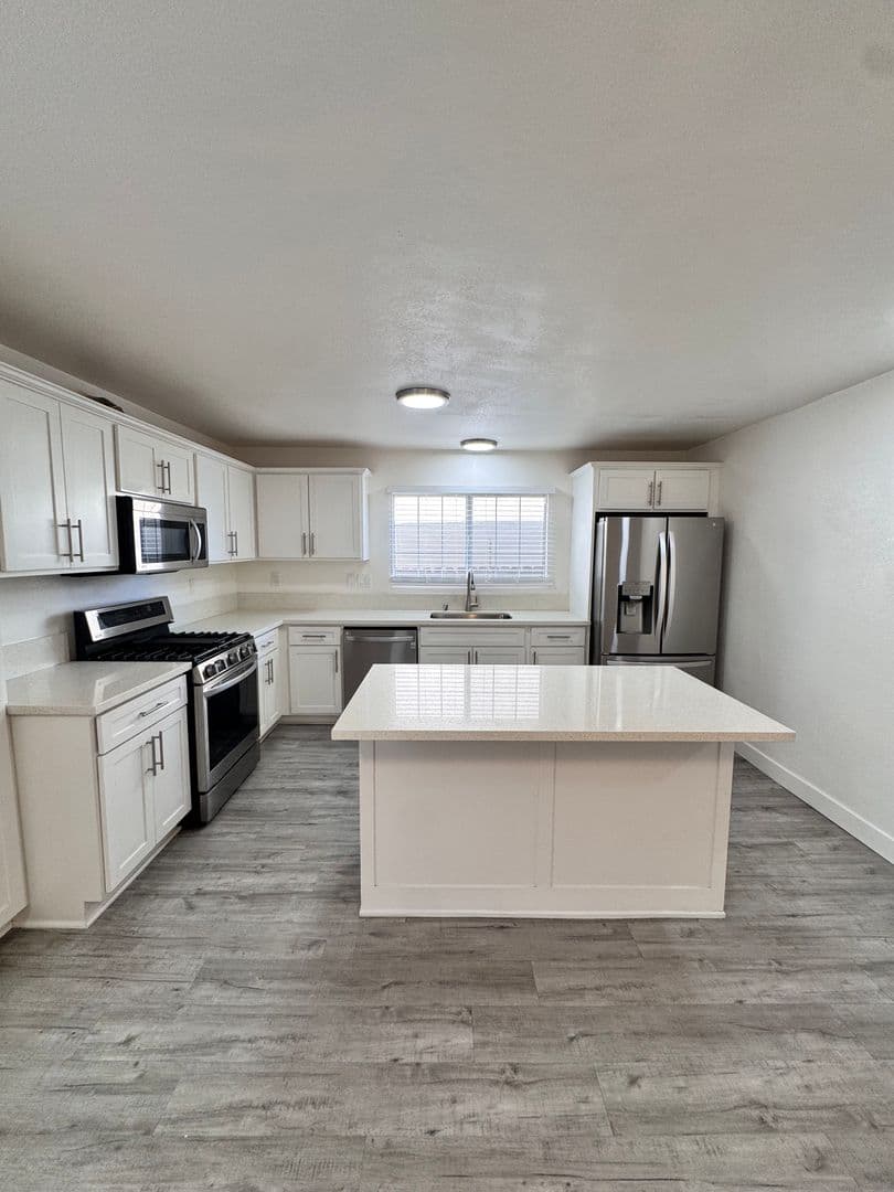 Long Beach House: 927 Freeman Ave