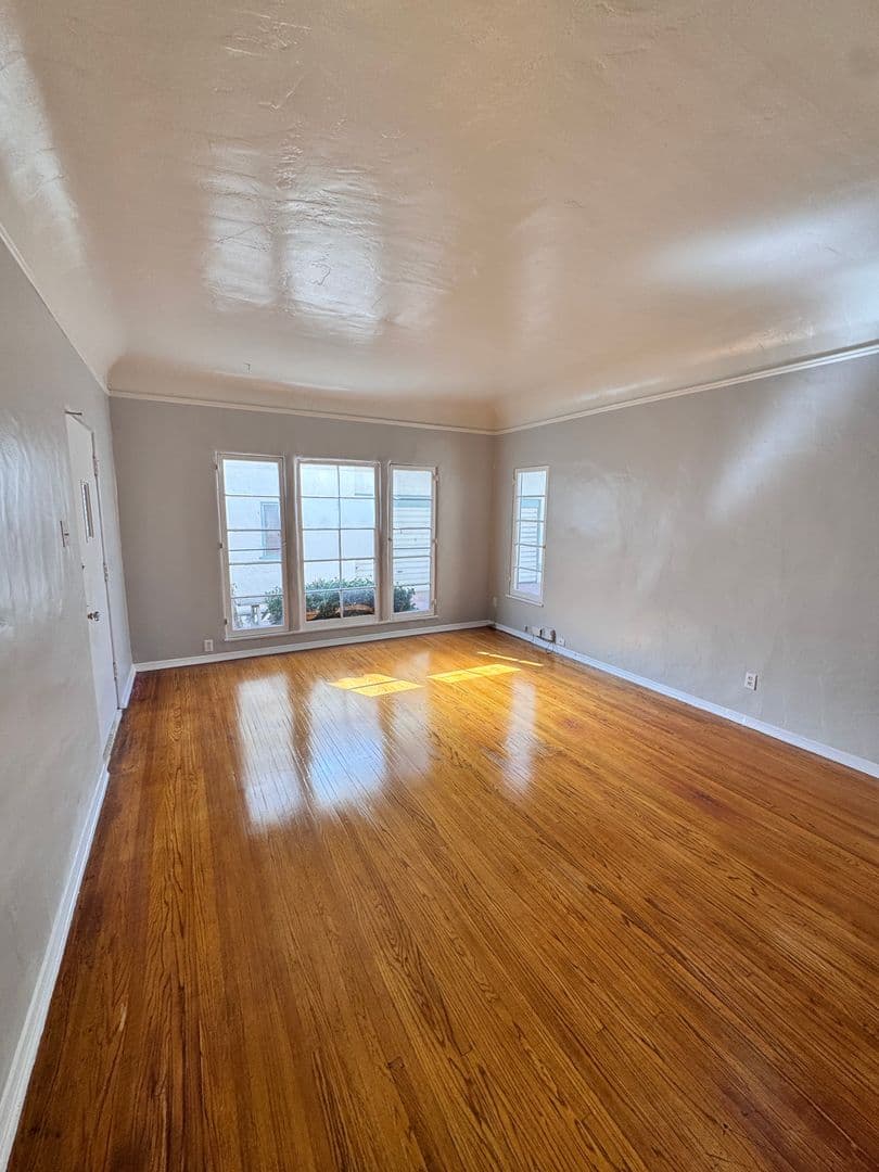 Long Beach Apartment: 125 Granada Ave