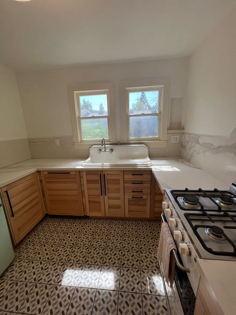 Orange House: 330 1/2 N Shaffer Street
