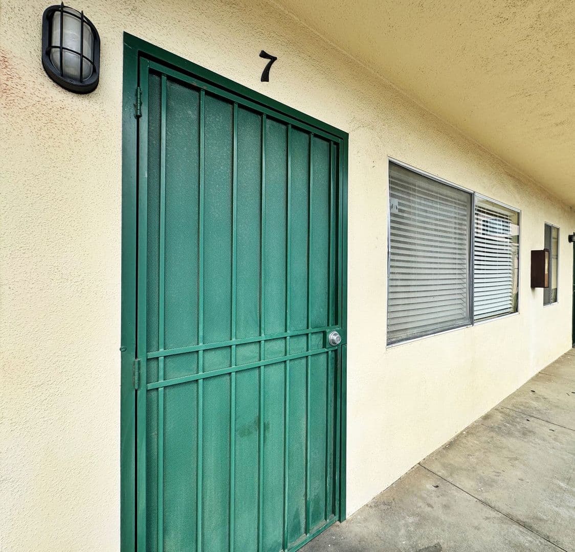 Long Beach Apartment: 1742 Obispo Ave