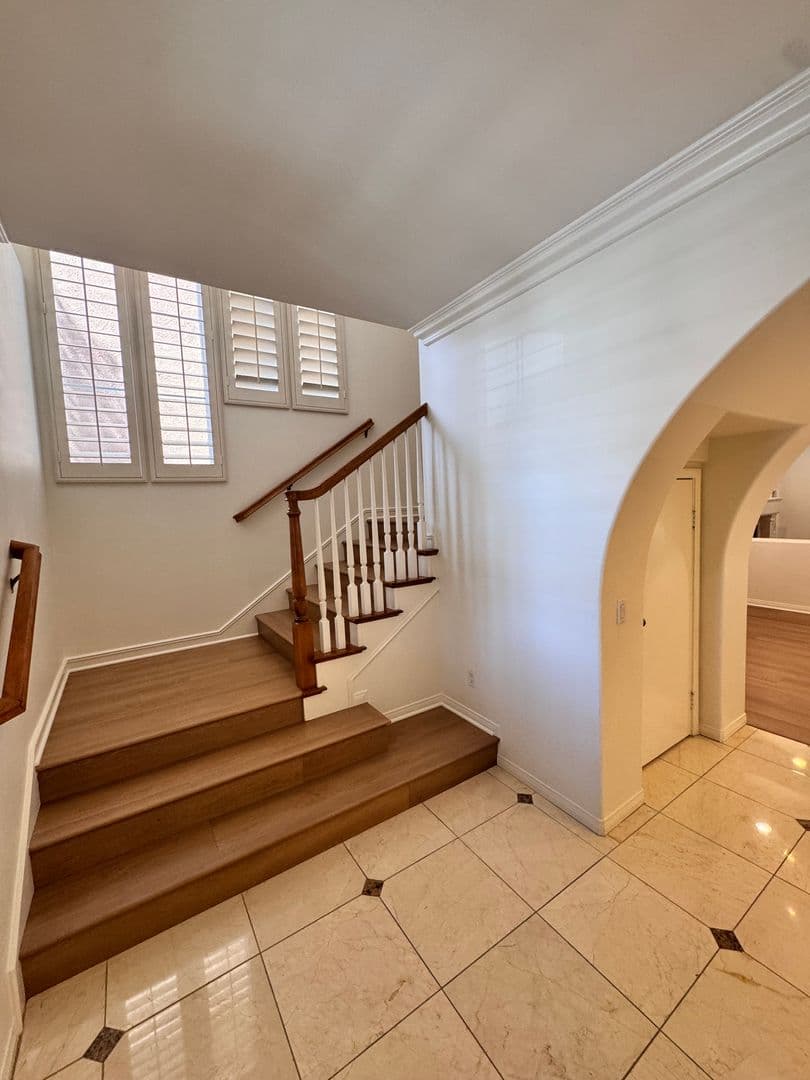 Long Beach House: 326 Manila Ave