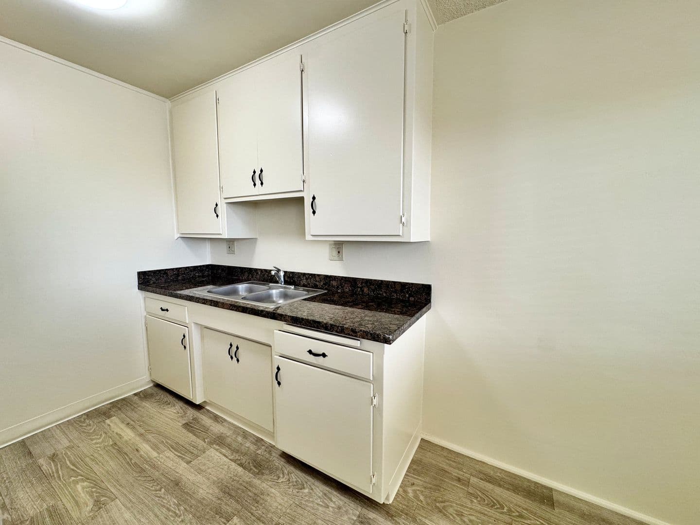Long Beach Apartment: 1742 Obispo Ave