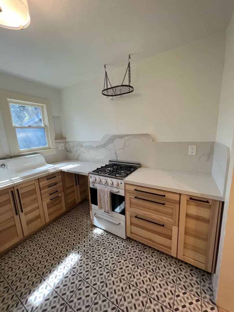 Orange House: 330 1/2 N Shaffer Street