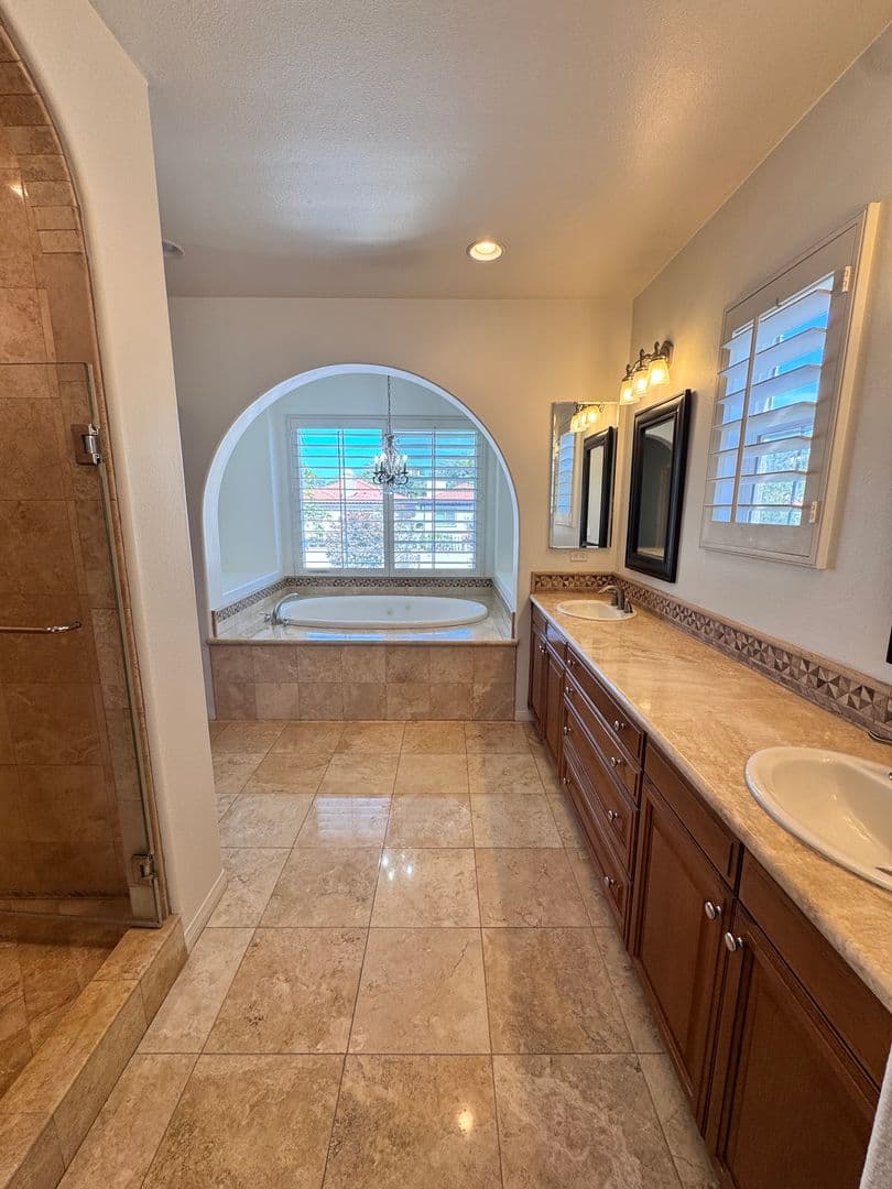Long Beach House: 326 Manila Ave