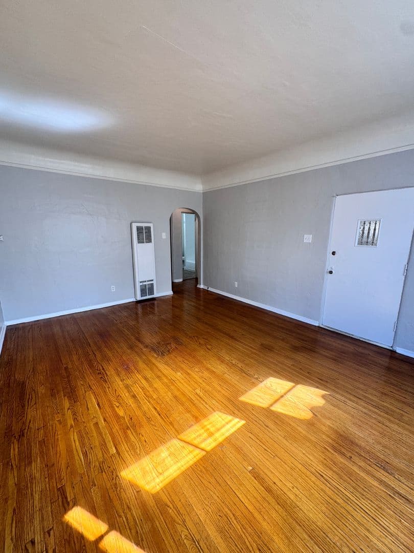 Long Beach Apartment: 125 Granada Ave