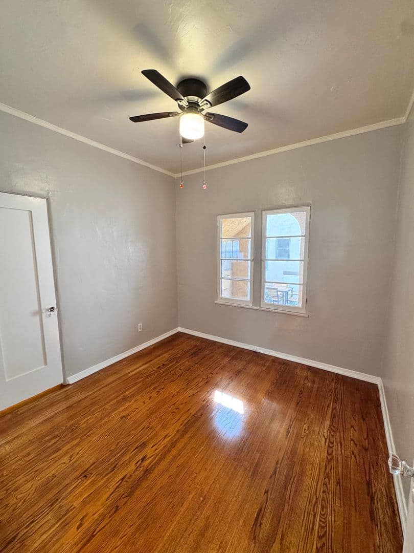 Long Beach Apartment: 125 Granada Ave