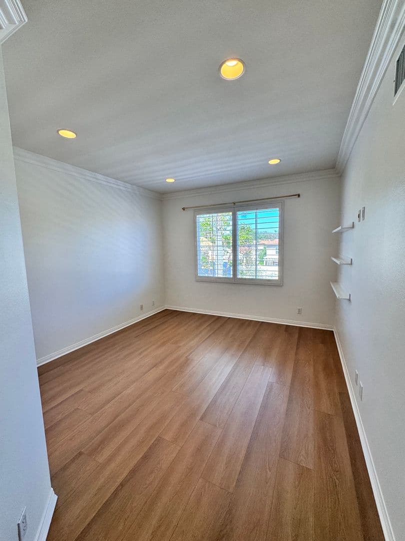 Long Beach House: 326 Manila Ave