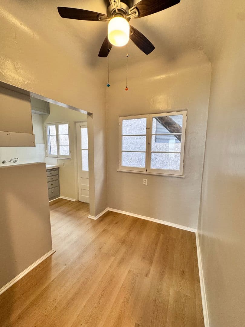 Long Beach Apartment: 125 Granada Ave