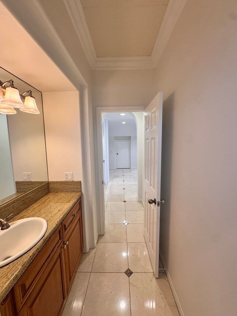 Long Beach House: 326 Manila Ave