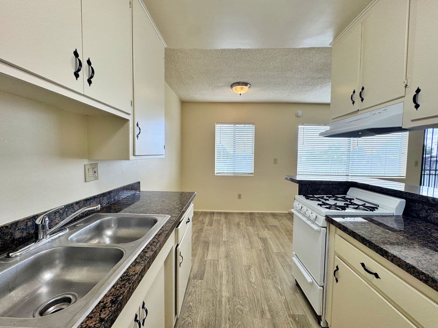 Long Beach Apartment: 1742 Obispo Ave