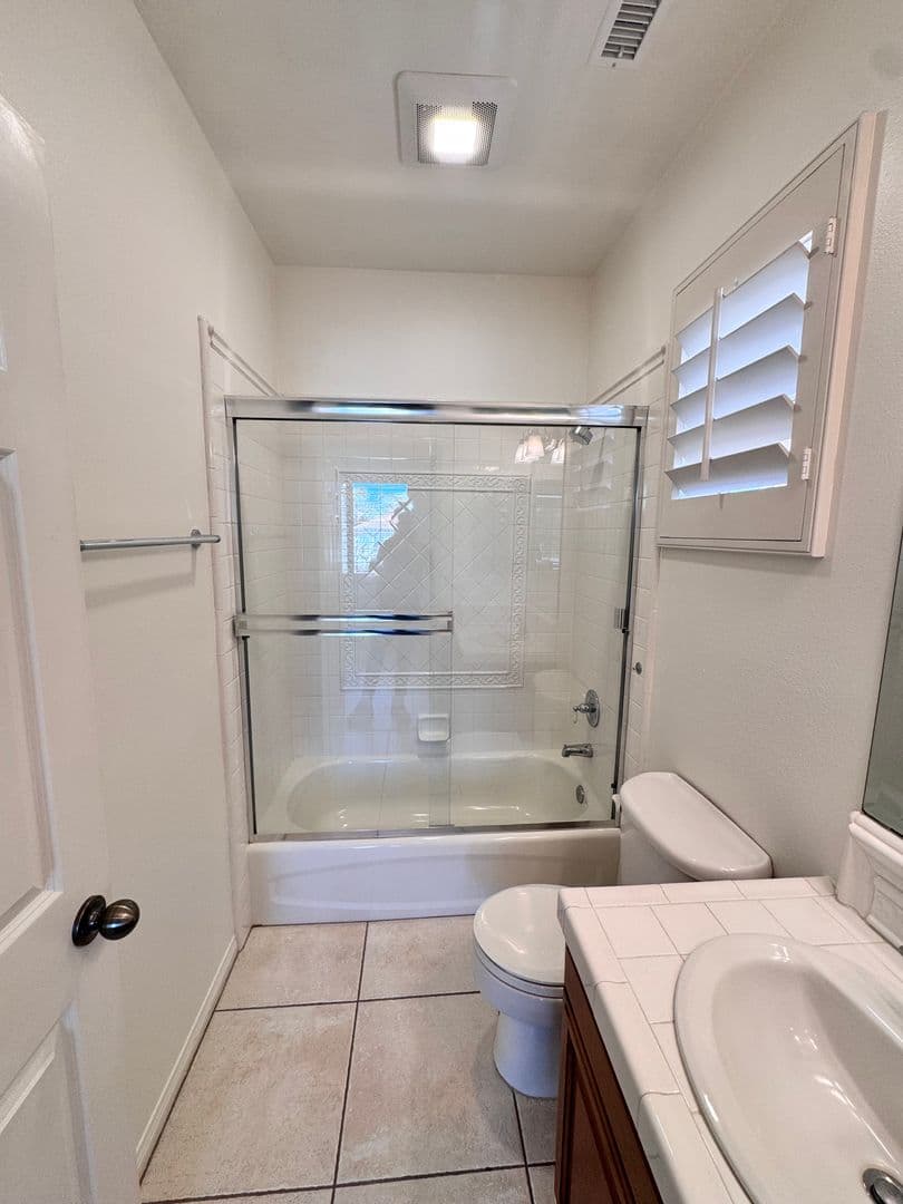 Long Beach House: 326 Manila Ave