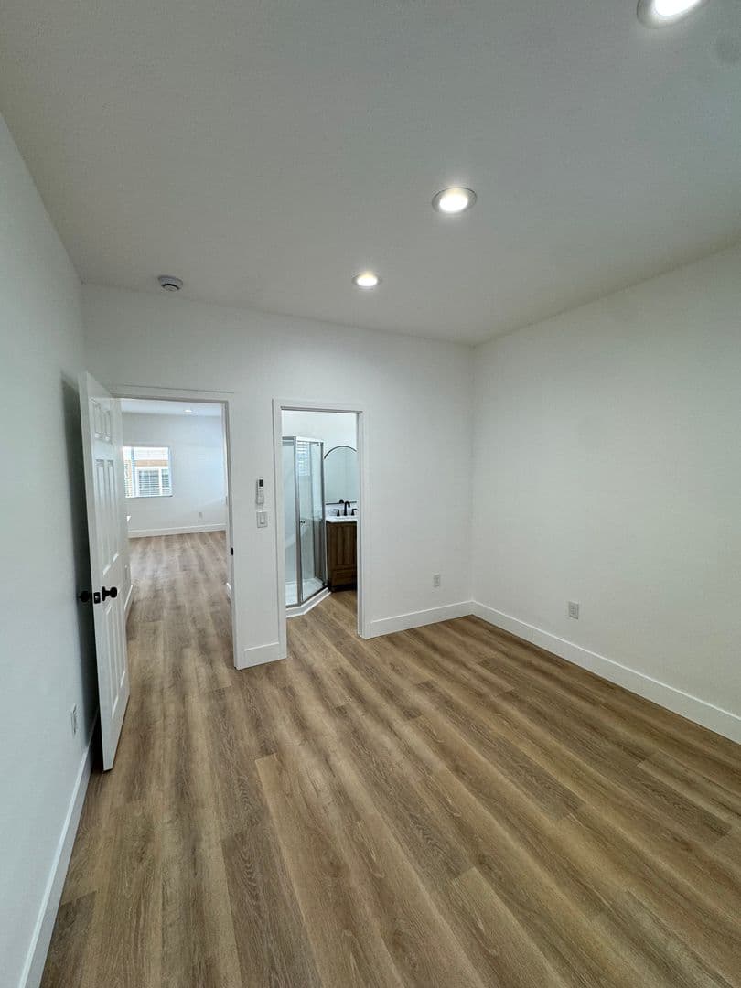 Long Beach Apartment: 5201 E Anaheim Rd.