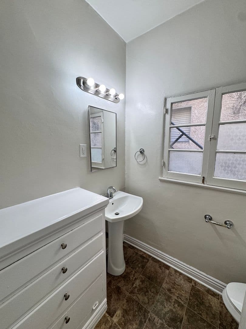 Long Beach Apartment: 125 Granada Ave