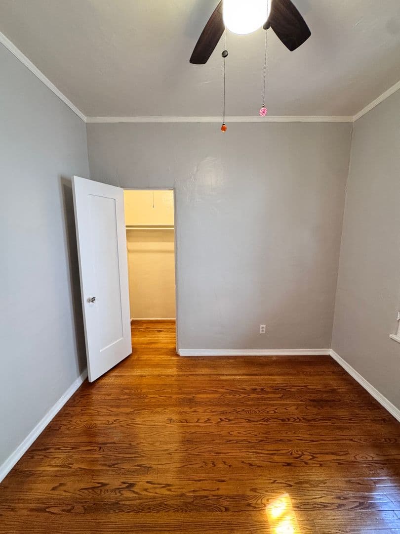 Long Beach Apartment: 125 Granada Ave