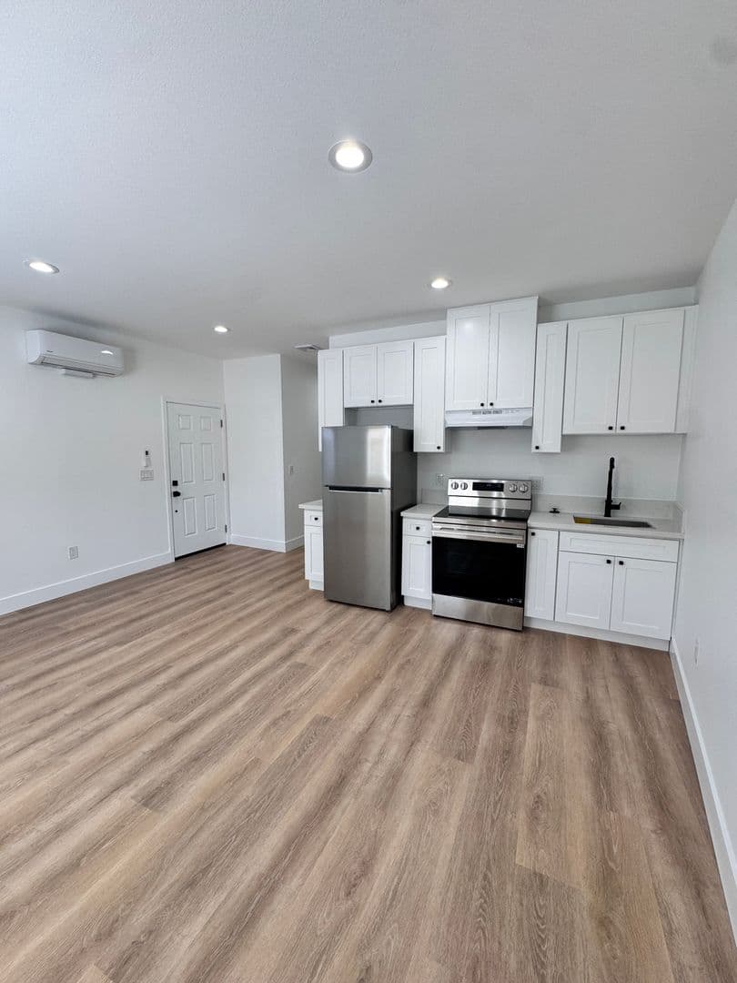 Long Beach Apartment: 5201 E Anaheim Rd.