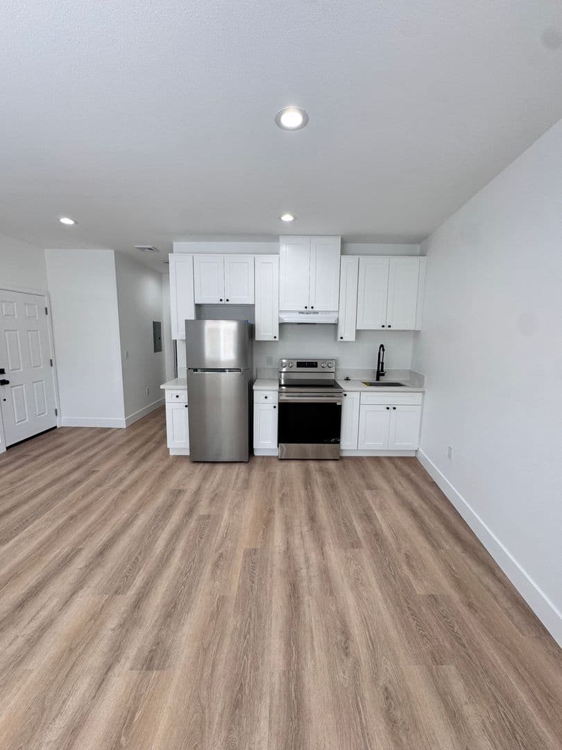 Long Beach Apartment: 5201 E Anaheim Rd.