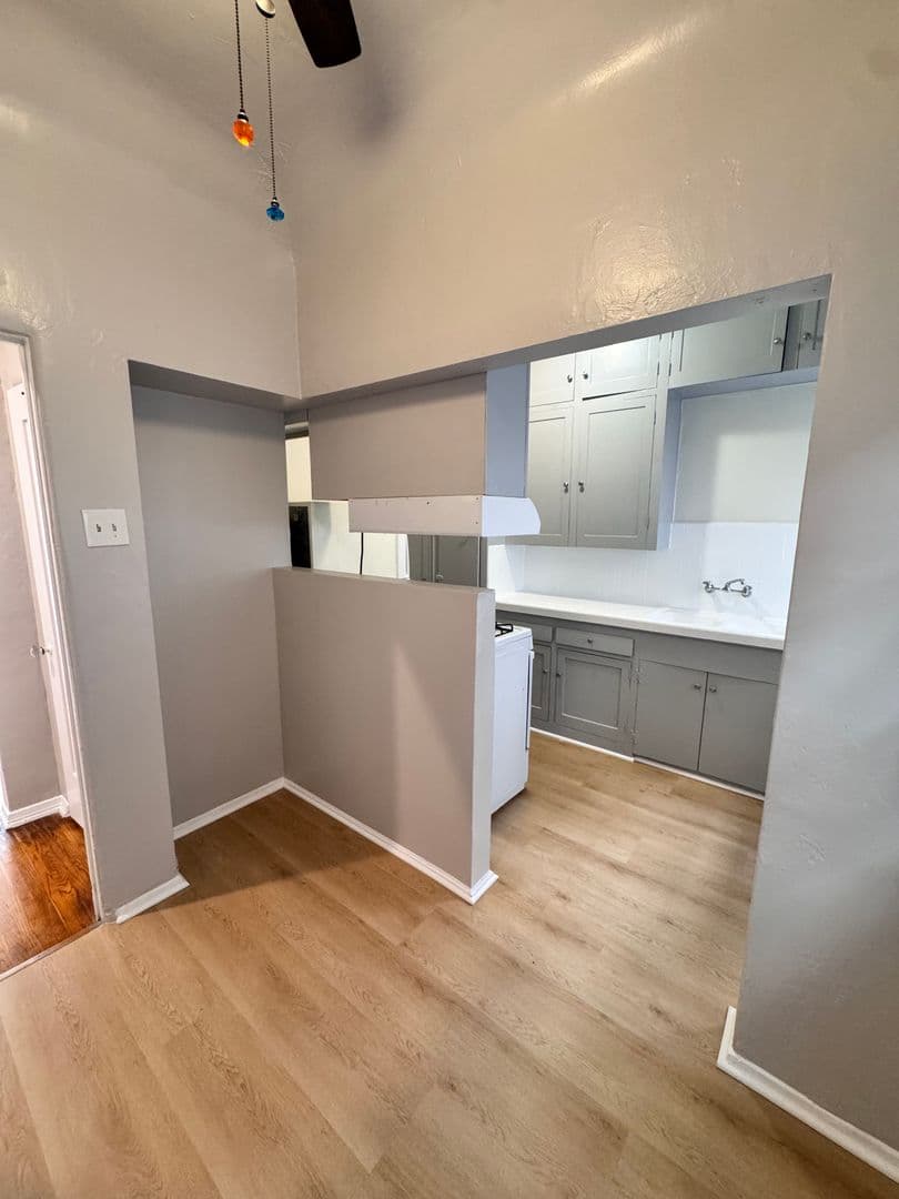 Long Beach Apartment: 125 Granada Ave