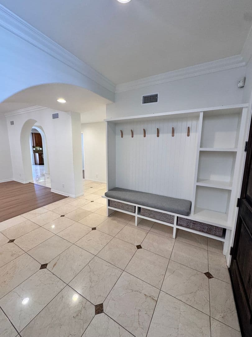 Long Beach House: 326 Manila Ave