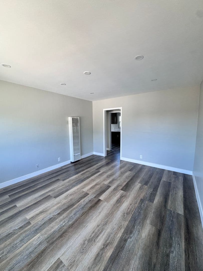 South Gate Apartment: 3048 Iowa ave