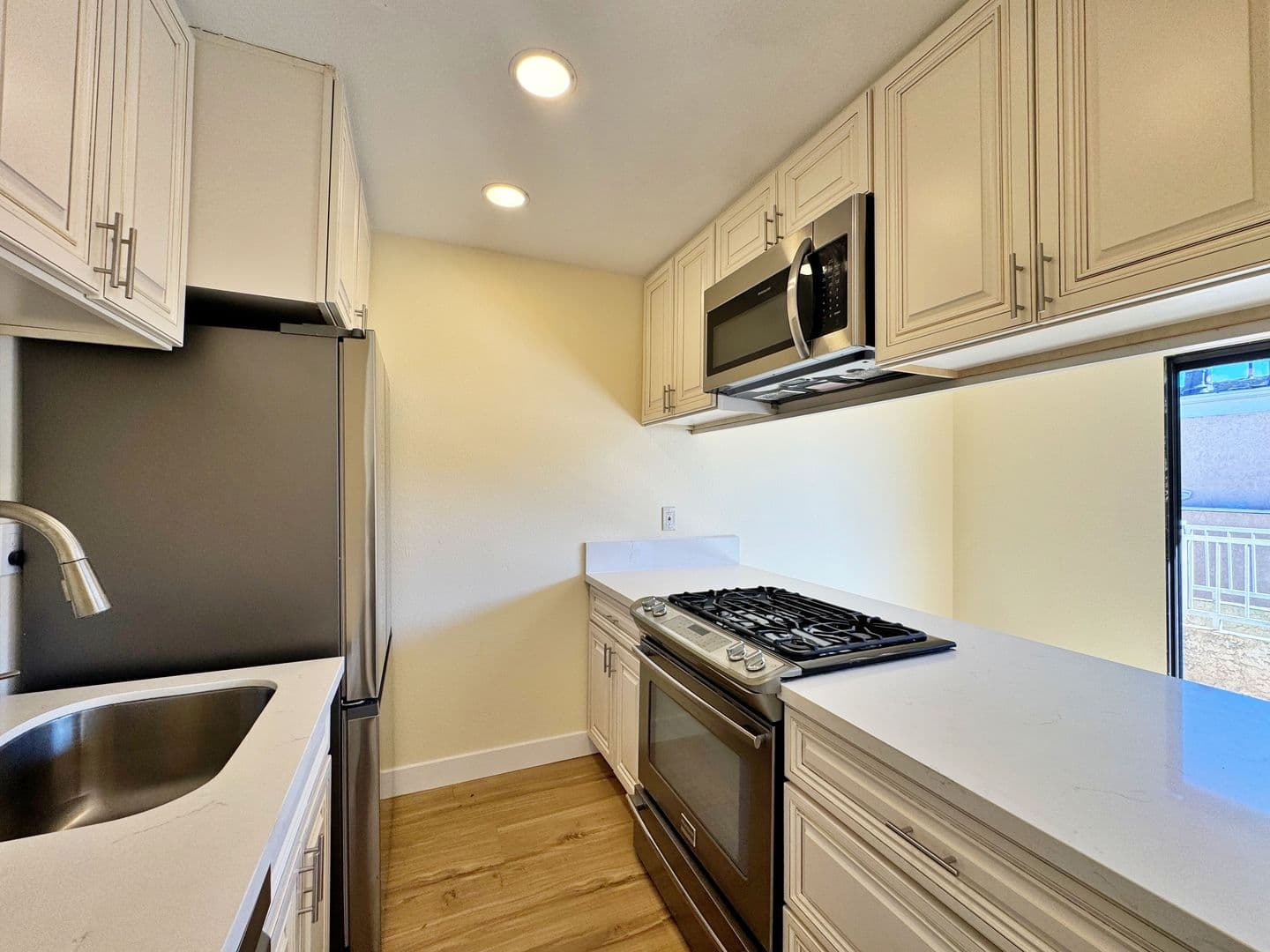 Long Beach Condo: 1168 E 10th St Apt 215