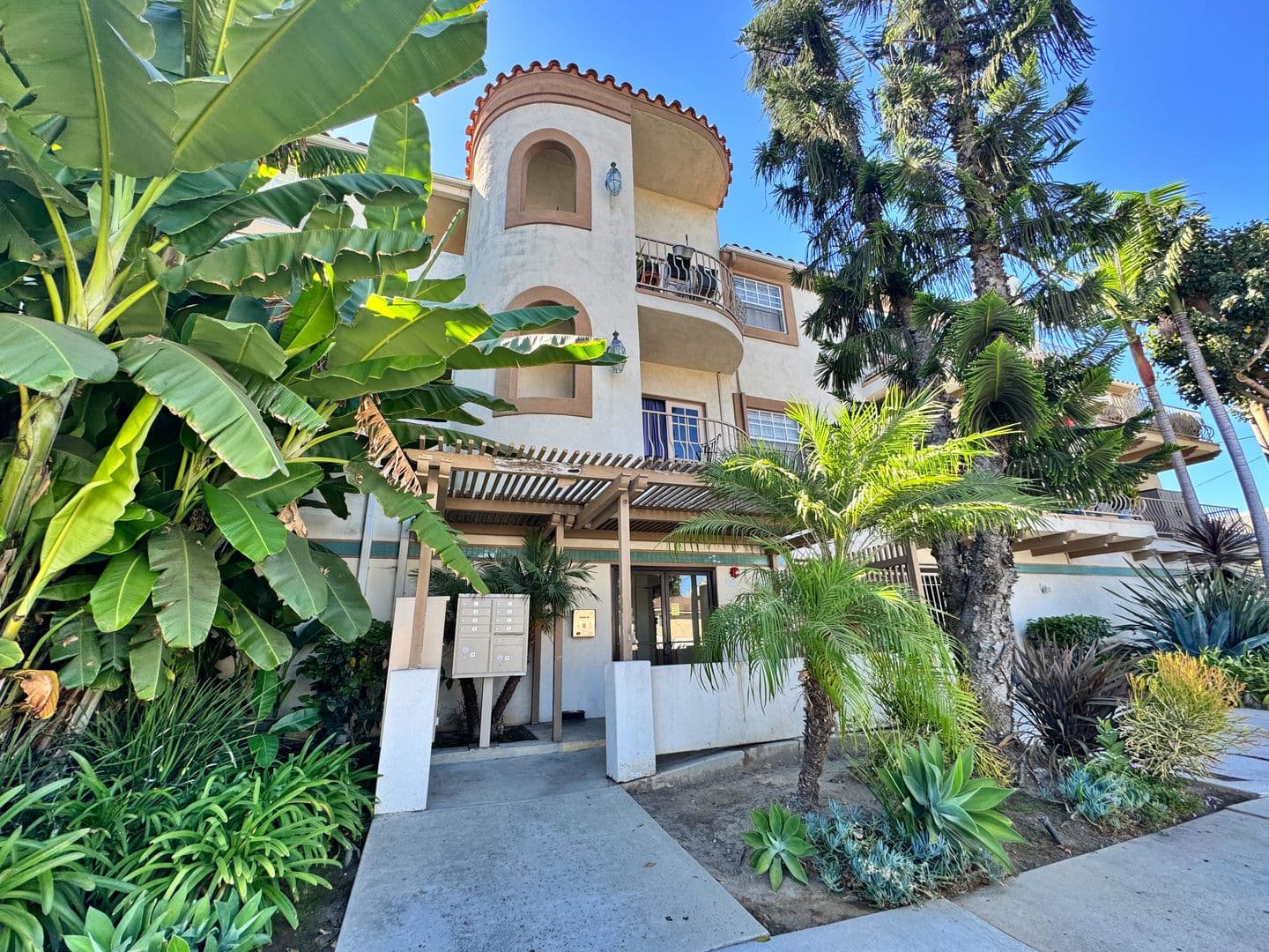 Long Beach House: 1145 Roswell Ave