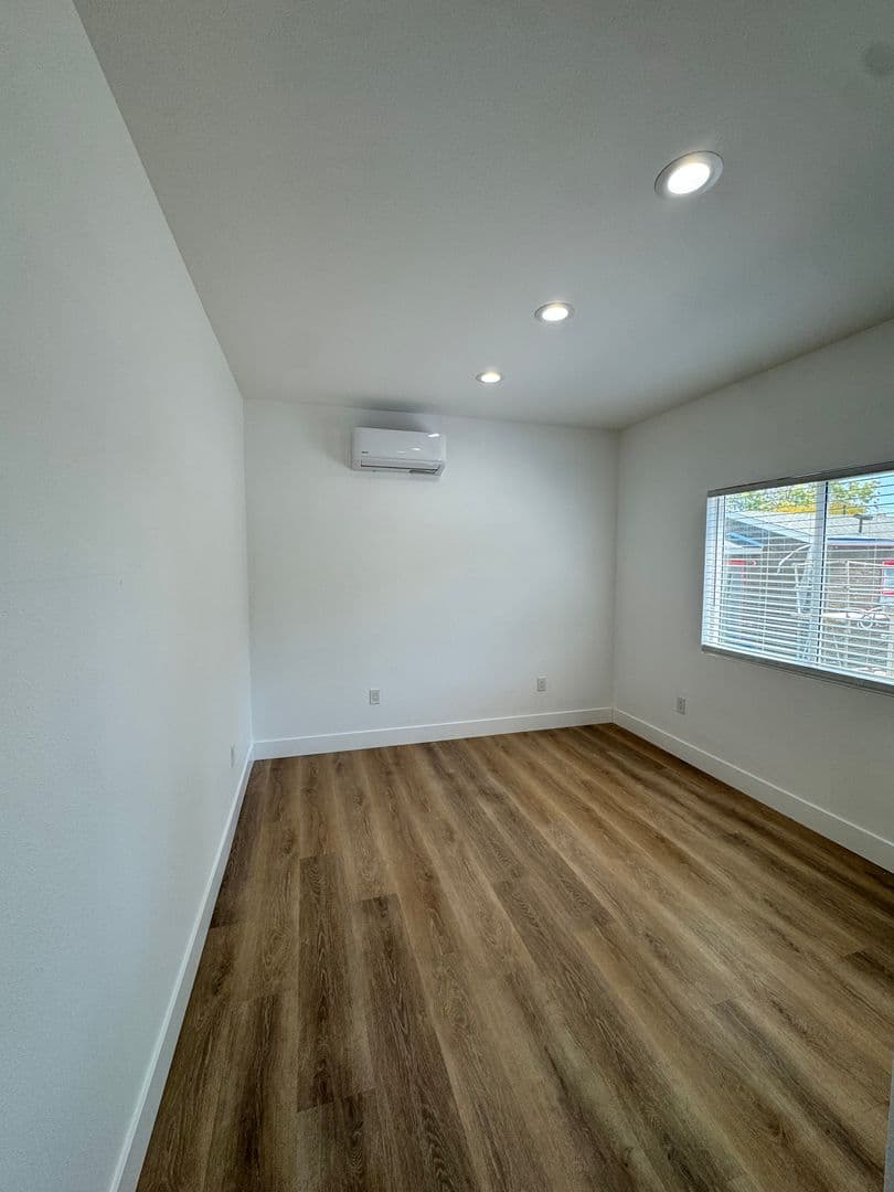 Long Beach Apartment: 5201 E Anaheim Rd.