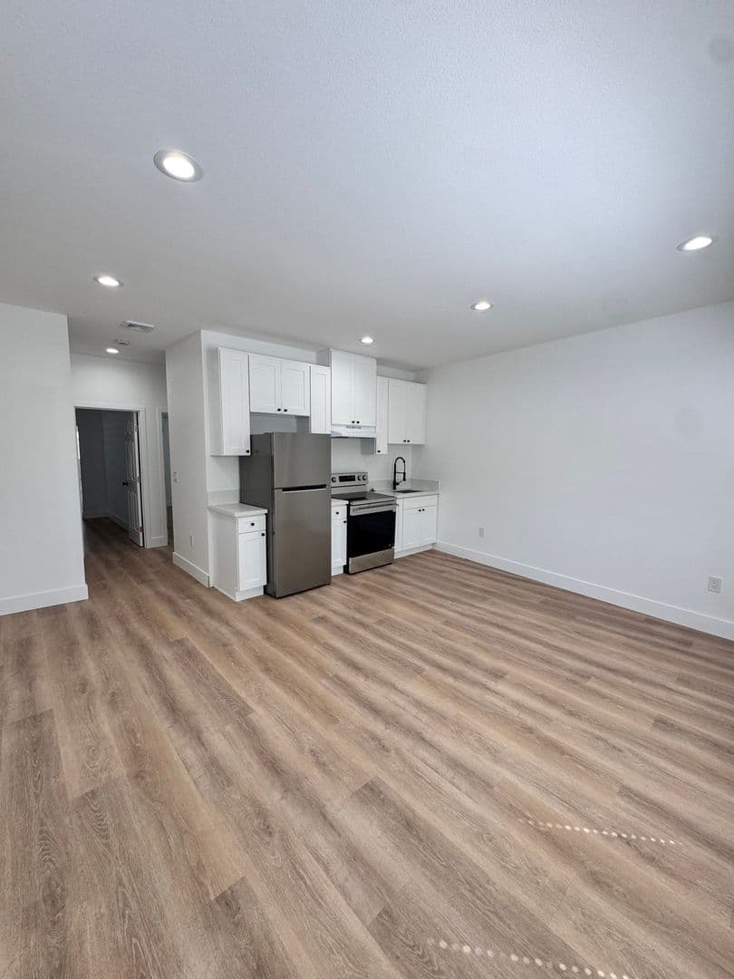 Long Beach Apartment: 5201 E Anaheim Rd.