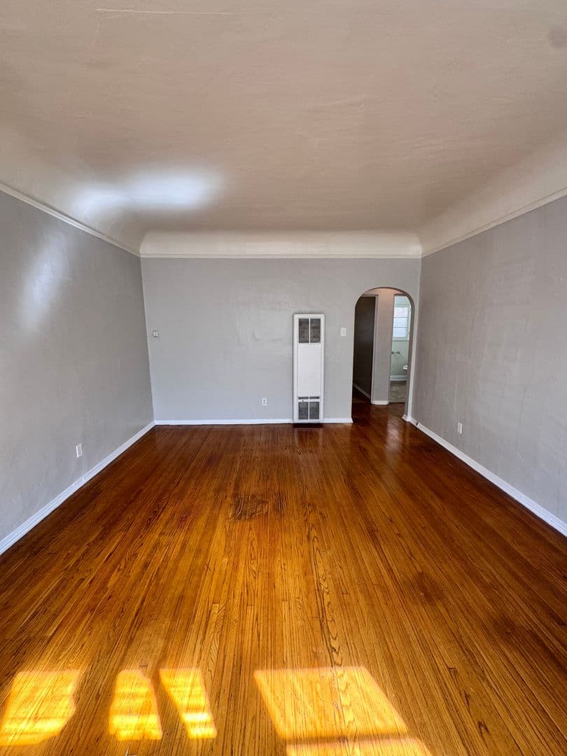 Long Beach Apartment: 125 Granada Ave