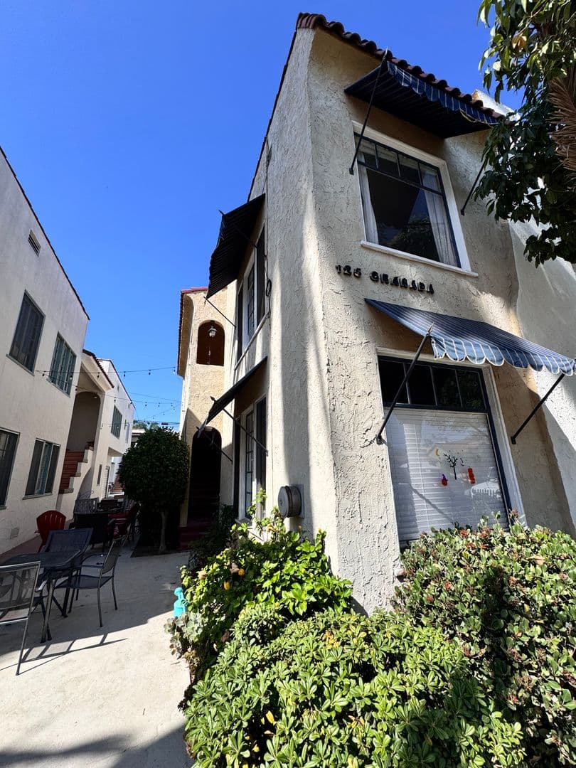 Long Beach Apartment: 125 Granada Ave