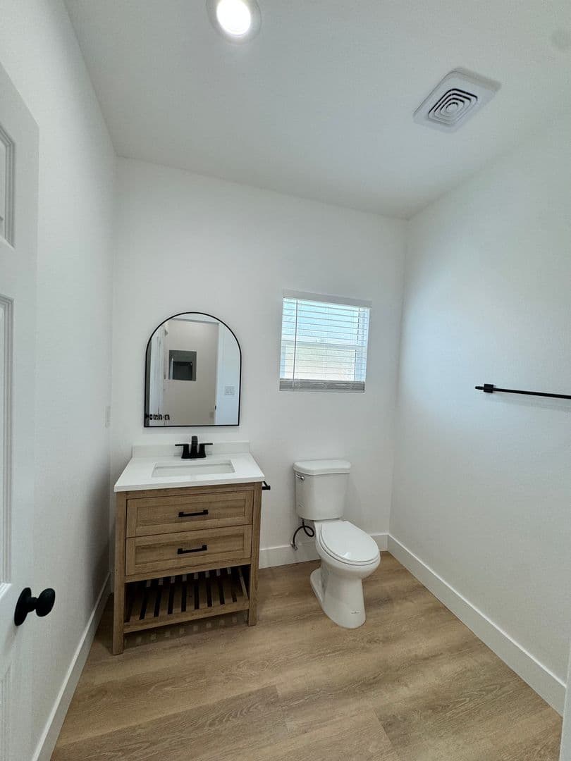 Long Beach Apartment: 5201 E Anaheim Rd.