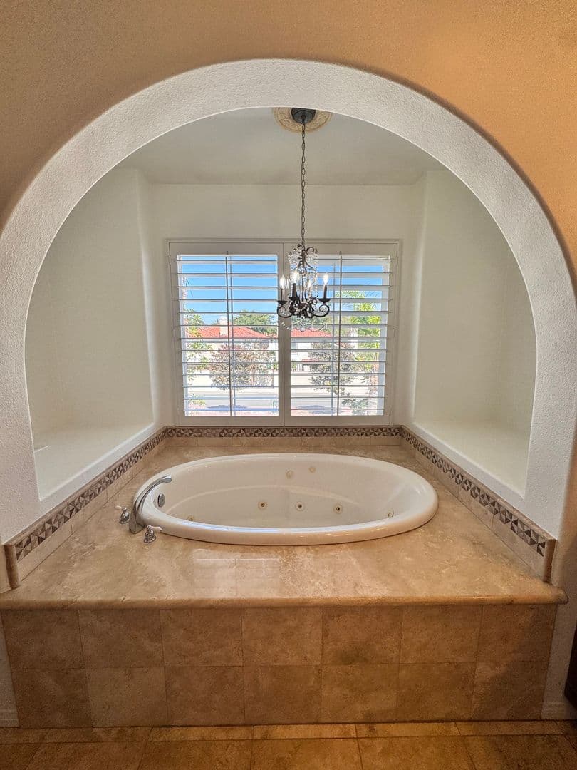 Long Beach House: 326 Manila Ave