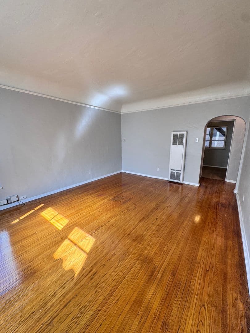 Long Beach Apartment: 125 Granada Ave