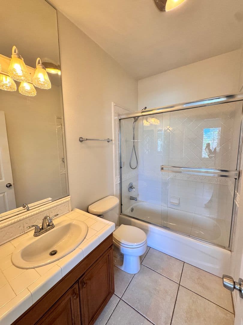 Long Beach House: 326 Manila Ave